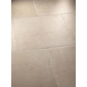 nagymeretu vilagos bezs burkolat antikolt szelu feher modern minimal vintage kohatasu padlolap jarolap csempe padloburkolat ko koburkolat balaton balatonfelvidek felujitas loft hatasu csempek lameridiana.jpg